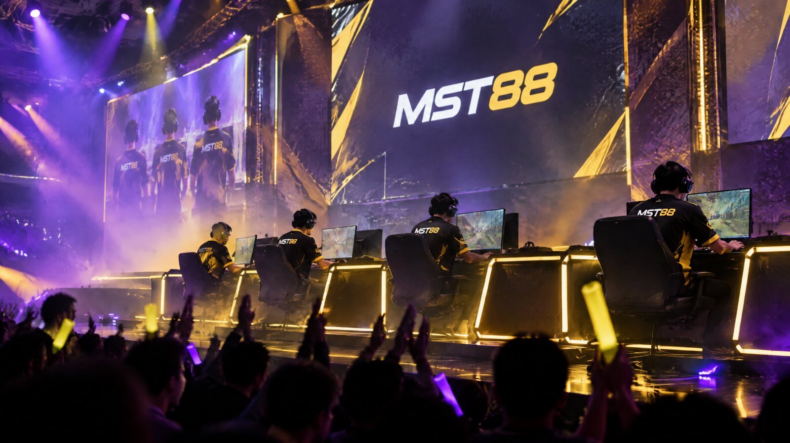 เวทีแข่งขันอีสปอร์ตเกมมือถือในกรุงเทพฯ ผู้เล่นสวมเสื้อแข่งสีดำ เหลือง และแดง ต่อหน้าผู้ชมจำนวนมาก